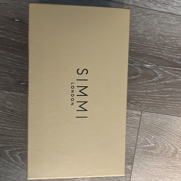 Women’s Gold Heals - Picture 6 of 6